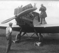 Агитсамолет сельхозсоюза «Лицом к деревне» на казанском аэродроме. 1920-е годы